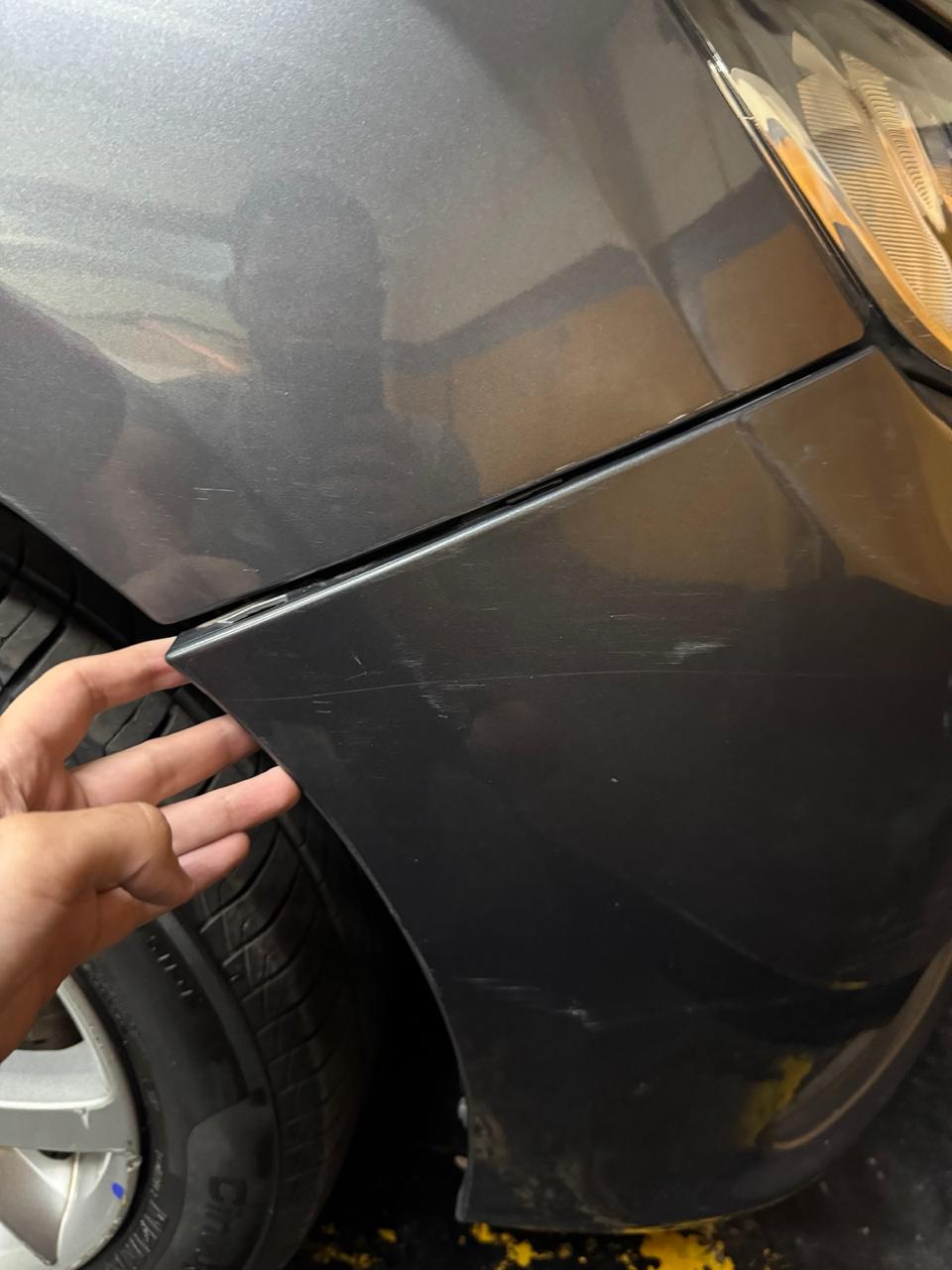 Panel de carrocería desalineado y con marcas de reparación