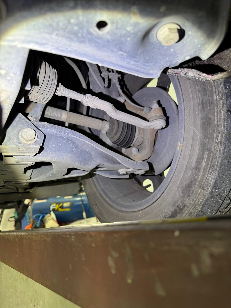 Inspección del tren delantero, suspensión y neumático desde la fosa