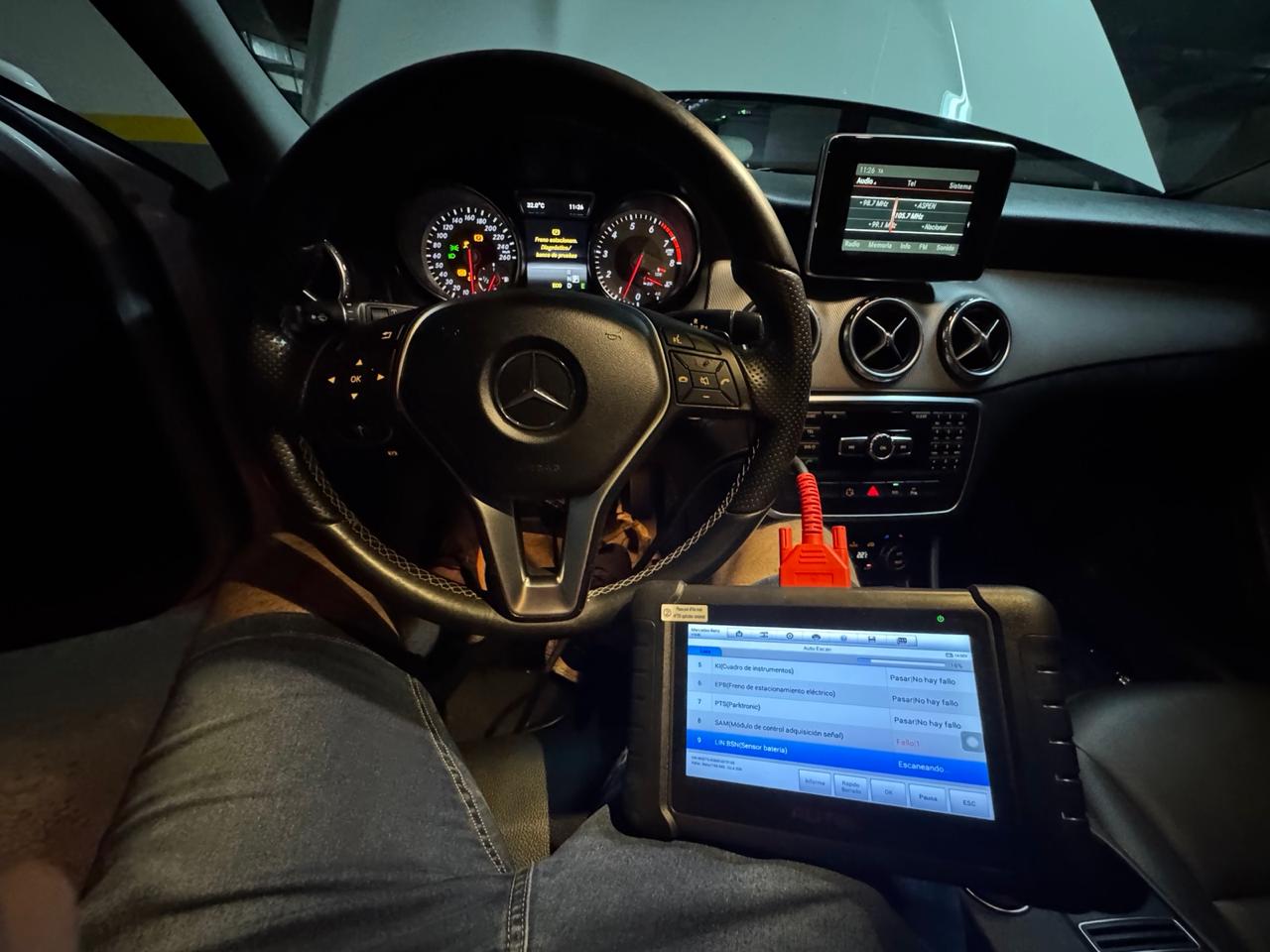 Scanner profesional Autel conectado a un Mercedes-Benz